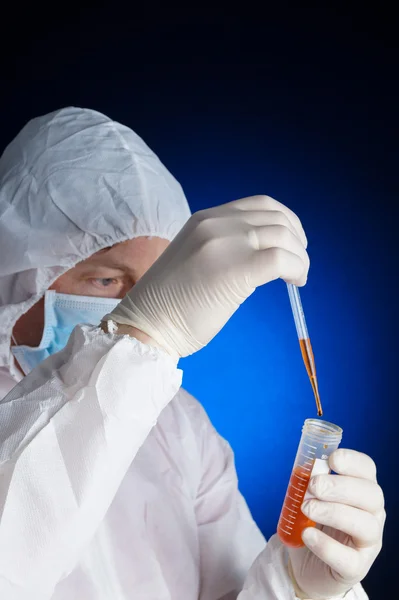 Lab worker testing a sample — Stock Photo, Image