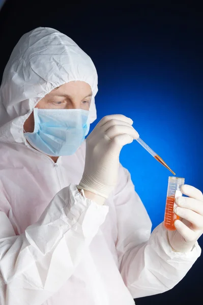 Trabajador de laboratorio probando una muestra — Foto de Stock