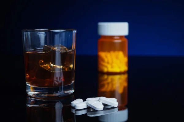 Alkohol och medicin — Stockfoto