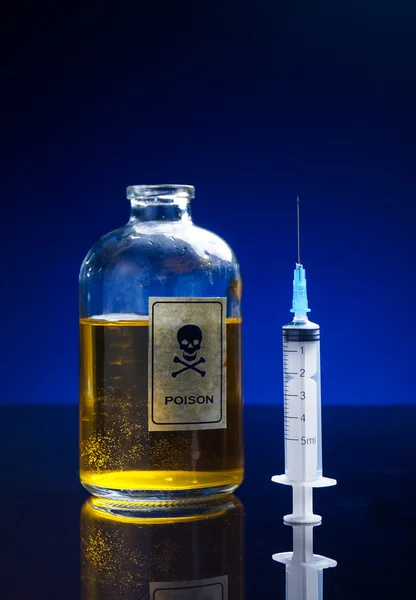 Vintage poison bottle and syringe — Stock Photo, Image