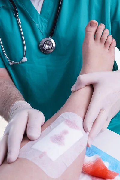Läkare patchar en skada — Stockfoto