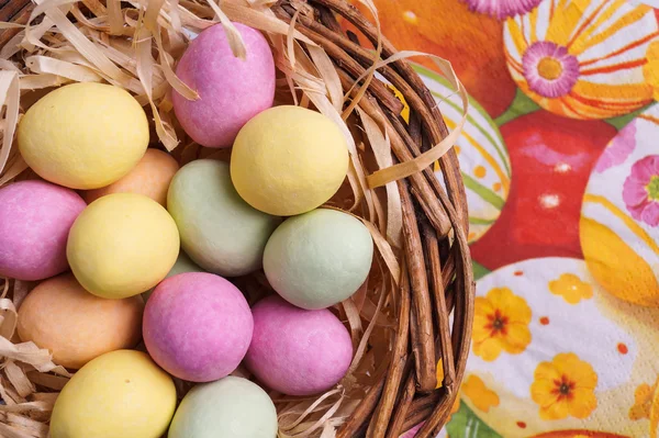 Huevo de Pascua en cesta — Foto de Stock