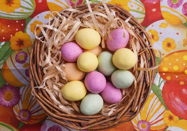 Huevo de Pascua en cesta —  Fotos de Stock