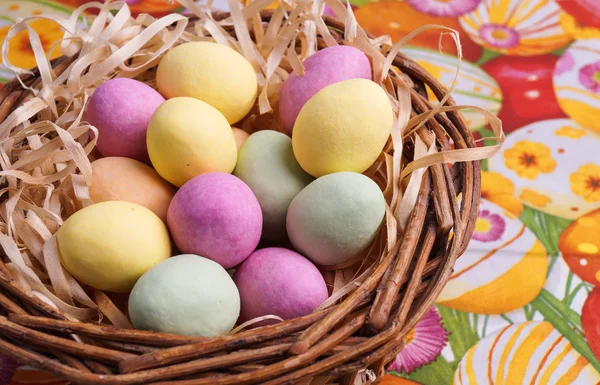 Huevo de Pascua en cesta — Foto de Stock