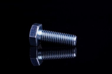 Parlak metal cıvata