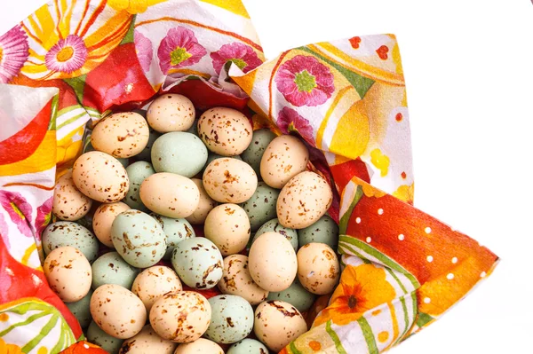 Uovo di Pasqua nel cestino — Foto Stock