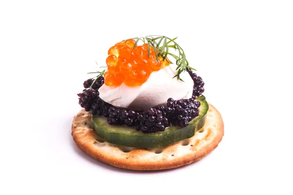 Aperitivo de caviar servido en galletas saladas — Foto de Stock