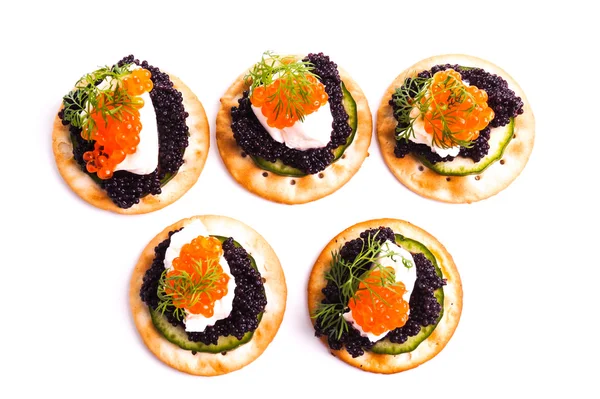 Apéritif de caviar servi sur des craquelins — Photo