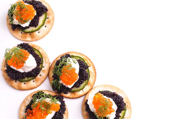 Aperitivo de caviar servido em biscoitos — Fotografia de Stock