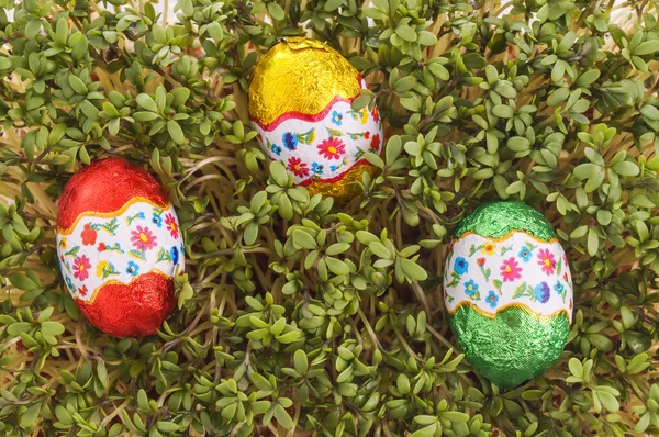 Huevo de Pascua listo para ser encontrado — Foto de Stock