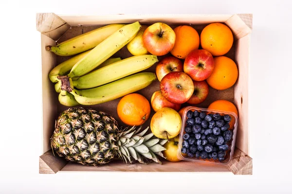 Caja de madera llena de fruta madura ecológica — Foto de Stock