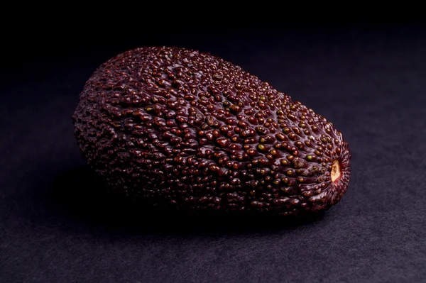 Ganze reife Bio-Avocado — Stockfoto