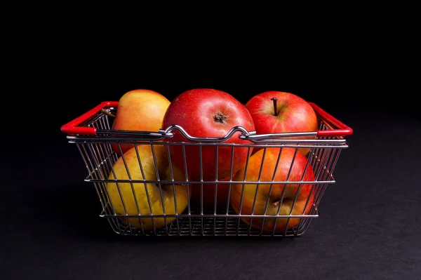 Korg av mogna röda äpplen — Stockfoto