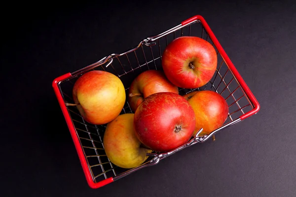 Mandje van rijpe rode appels — Stockfoto