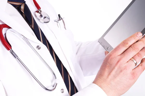 Médecin masculin utilisant une tablette numérique — Photo