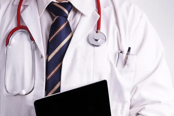 Erkek doktor dijital Tablet kullanma