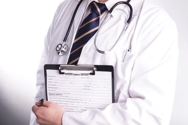 Erkek doktor hasta bilgi yazmak için hazır