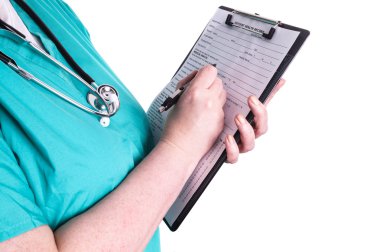Kadın doktor hasta bilgi yazmak için hazır