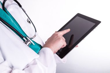 Dijital tablet kullanan kadın doktor
