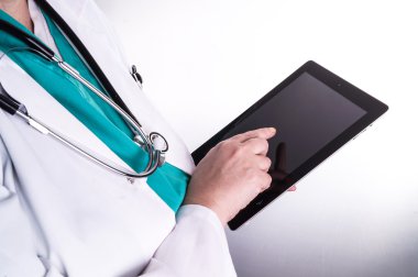 Dijital tablet kullanan kadın doktor