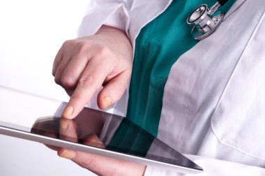 Dijital tablet kullanan kadın doktor