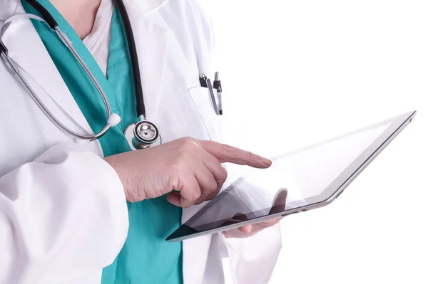 Женщина-врач с помощью цифрового планшета — стоковое фото