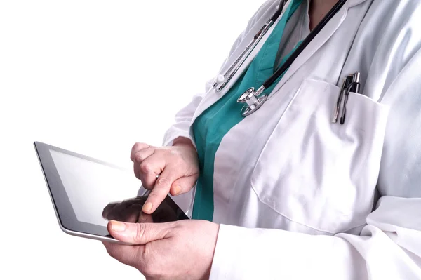 Médico femenino usando una tableta digital — Foto de Stock