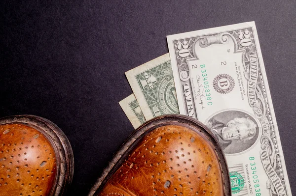 Dollar onder een paar schoenen — Stockfoto