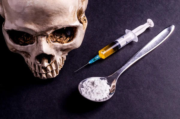 Skulle, Syringe and drugs on a spoon — Stock Photo, Image