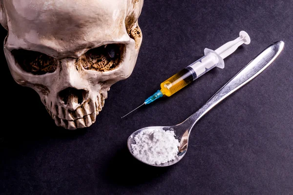 Schädel, Spritze und Drogen auf einem Löffel Stockfoto