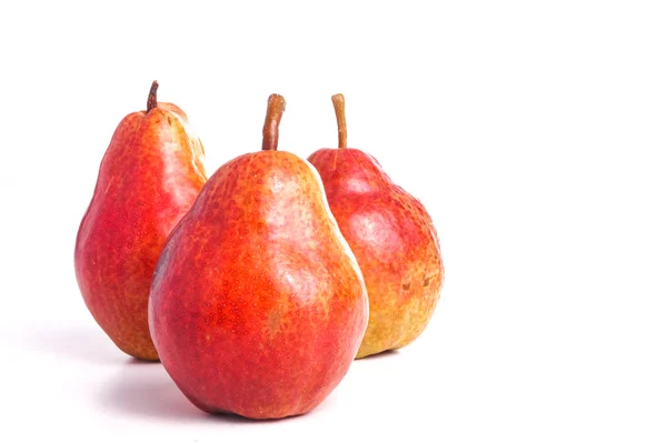 Pera roja madura, aislada en blanco — Foto de Stock