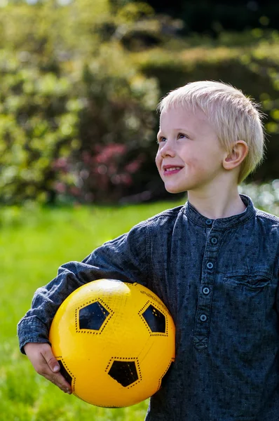 Niño preescolar con balón de fútbol — Foto de Stock