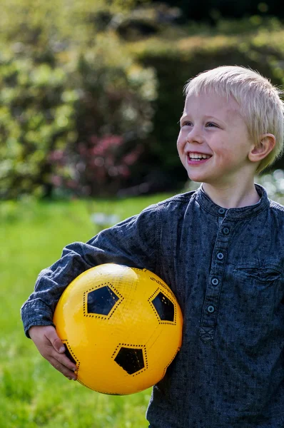 Criança pré-escolar com bola de futebol — Fotografia de Stock