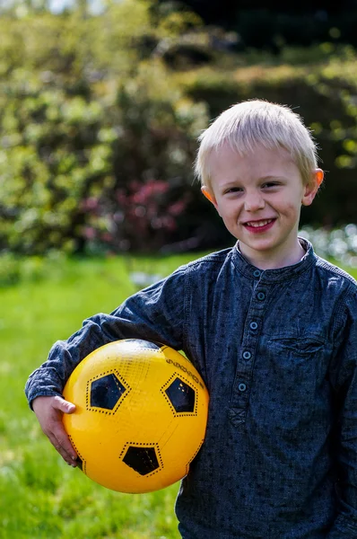 Enfant d'âge préscolaire avec ballon de football — Photo