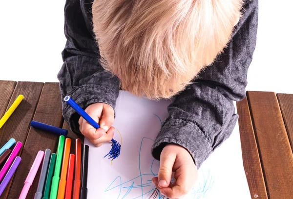 Kleiner Junge zeichnet eine Zeichnung — Stockfoto