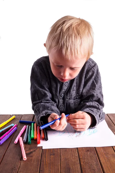 Liten pojke ritar en teckning — Stockfoto