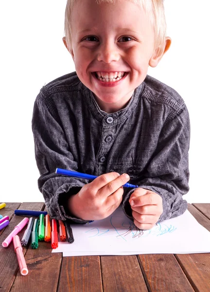 Kleiner Junge zeichnet eine Zeichnung — Stockfoto