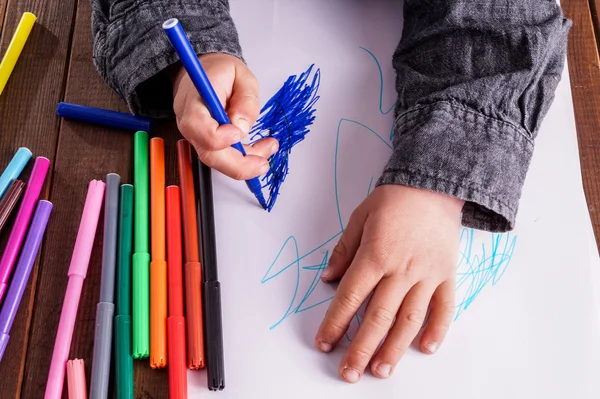 Kleiner Junge zeichnet eine Zeichnung — Stockfoto