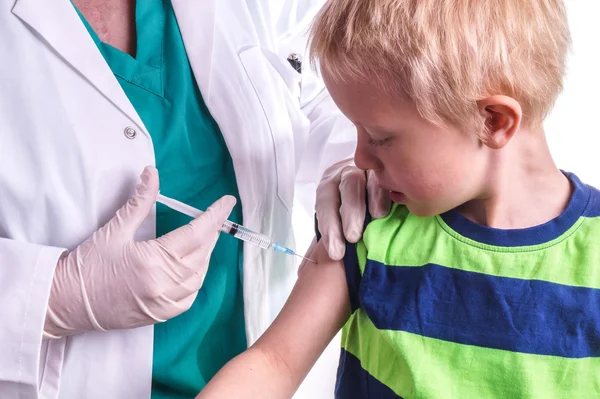 Kleiner Junge bekommt vom Hausarzt eine Spritze — Stockfoto