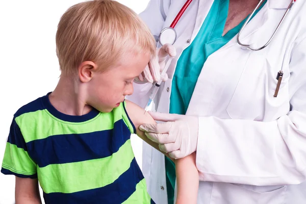 Liten pojke ges en injektion av husläkare — Stockfoto