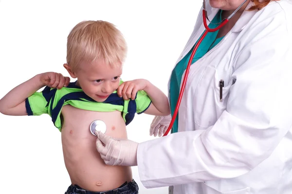 Arts onderzoekt een jong kind. — Stockfoto