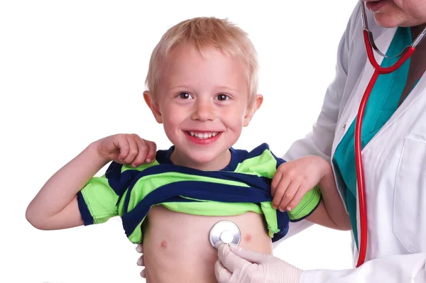 Le médecin examine un jeune enfant . — Photo