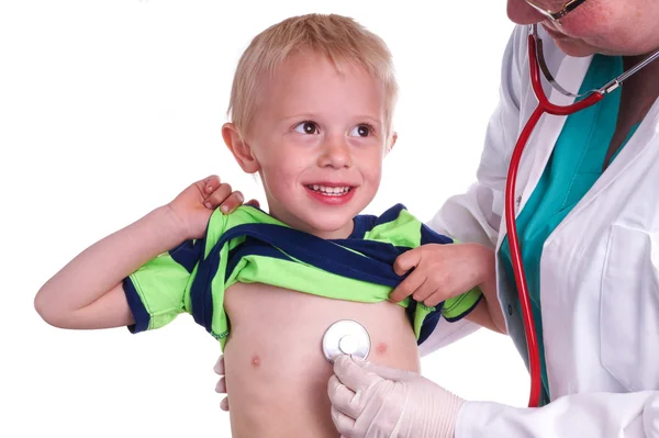 Medico esamina un bambino piccolo . — Foto Stock