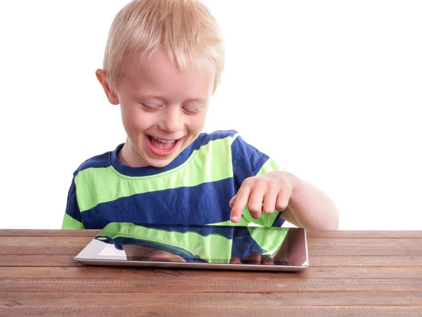 Мальчик сидит с цифровым планшетом — стоковое фото