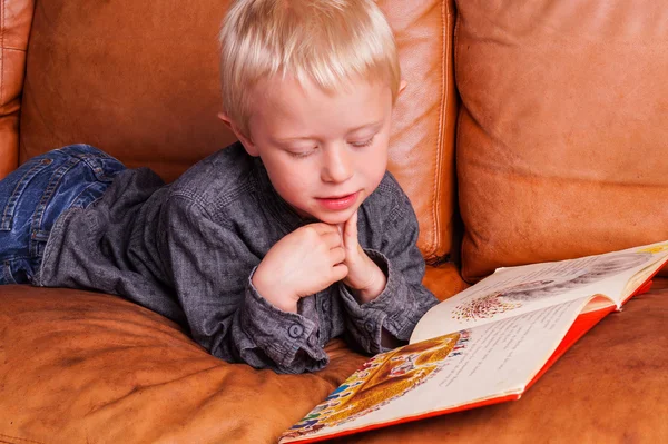 Bambino con libro — Foto Stock