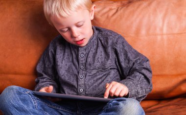 Dijital tablet ile çocuk