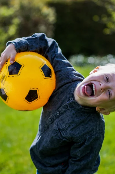 Niño preescolar con balón de fútbol — Foto de Stock