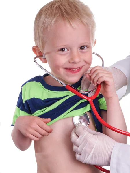 Doktor genç bir çocuk inceliyor.