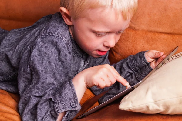 デジタル タブレットを持つ子供 — ストック写真