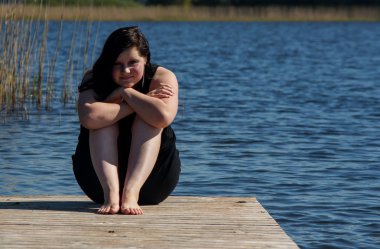 genç kadın oturma iskelede meditasyon